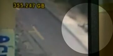 Στιγμιότυπο από το βίντεο όπου φαίνεται ένα από τα θύματα πεσμένο στο έδαφος (φωτ.: glomex)