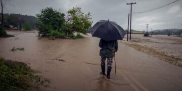 Κάτοικος της Εύβοιας περπατά σε πλημμυρισμένη περιοχή μετά την κακοκαίρια «Elias» τον περασμένο Σεπτέμβριο (φωτ.: EUROKINISSI/Θοδωρής Νικολάου)