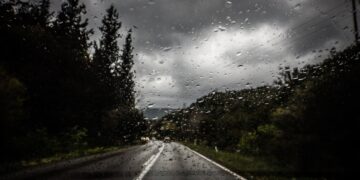 Η Πολιτική Προστασία συστήνει ιδιαίτερη προσοχή εφόσον χρειαστεί να μετακινηθείτε εν μέσω κακοκαιρίας (φωτ.: EUROKINISSI/Γιώργος Κονταρίνης)