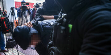 Στην Εισαγγελία Πειραιά οδηγείται ο 18χρονος (φωτ.: EUROKINISSI / Βασίλης Ρεμπάπης)