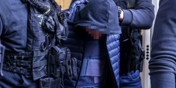 Στιγμιότυπο από την προσαγωγή του 18χρονου στον εισαγγελέα (φωτ.: EUROKINISSI/Βασίλης Ρεμπάπης)