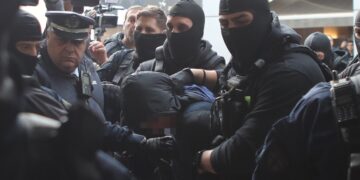 Στιγμιότυπο από την προσαγωγή του 18χρονου στην εισαγγελία για την απολογία του (φωτ.: EUROKINISSI/Στέλιος Στεφάνου)