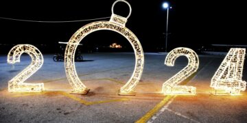 Το Ναύπλιο έχει στολιστεί ιδιαίτερα όμορφα για τις γιορτές (φωτ.: EUROKINISSI / Βασίλης Παπαδόπουλος)