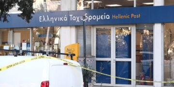 Επιχείρηση περισυλλογής ύποπτου φακέλου από τα ΕΛΤΑ, επί της οδού Τζαβέλλα στο Κάτω Χαλάνδρι
(EUROKINISSI / Σωτήρης Δημητρόπουλος)