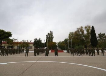 Στιγμιότυπο από τελετή ορκωμοσίας των νεοκαταταγέντων Επαγγελματιών Οπλιτών (ΕΠΟΠ), στο Μεγάλο Πεύκο (φωτ.: ΑΠΕ-ΜΠΕ/Γρ. Τύπου ΓΕΕΘΑ/STR)