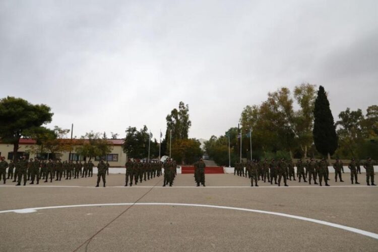 Στιγμιότυπο από τελετή ορκωμοσίας των νεοκαταταγέντων Επαγγελματιών Οπλιτών (ΕΠΟΠ), στο Μεγάλο Πεύκο (φωτ.: ΑΠΕ-ΜΠΕ/Γρ. Τύπου ΓΕΕΘΑ/STR)