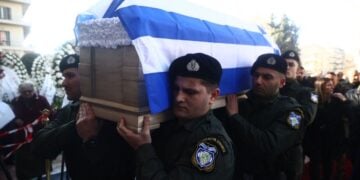 Συνάδελφοι του άτυχου αστυνομικού Γιώργου Λυγγερίδη μεταφέρουν τη σορό του στον Ιερό Ναό του Αγίου Δημητρίου στη Θεσσαλονίκη
(φωτ.: Ραφαήλ Γεωργιάδης/EUROKINISSI)