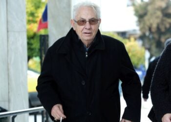 Ο ηθοποιός Γιώργος Μιχαλακόπουλος στην κηδεία του διακεκριμένου θεατρικού δημιουργού, δασκάλου και ακαδημαϊκού Σπύρου Ευαγγελάτου στο Α’ Νεκροταφείο Αθηνών, τον Ιανουάριο του 2017 (φωτ. αρχείου: ΑΠΕ-ΜΠΕ/ Συμέλα Παντζαρτζή)