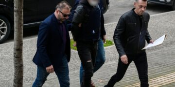 Απολογία στον εισαγγελέα του 44χρονου Νορβηγού, που κατηγορείται για τη δολοφονία 32χρονου αστυνομικού τα ξημερώματα της Πέμπτης (28/12), σε μπαρ, στη Θεσσαλονίκη, Παρασκευή 29 Δεκεμβρίου 2023. (Φωτ.: Eurokinissi/Κωνσταντίνος Τσακιτζής)