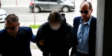 Εικόνα από την μεταγωγή του Νορβηγού στον εισαγγελέα στα δικαστήρια στη Θεσσαλονίκη (φωτ.: 
(Κωνσταντίνος Τσακιτζής/
EUROKINISSI)