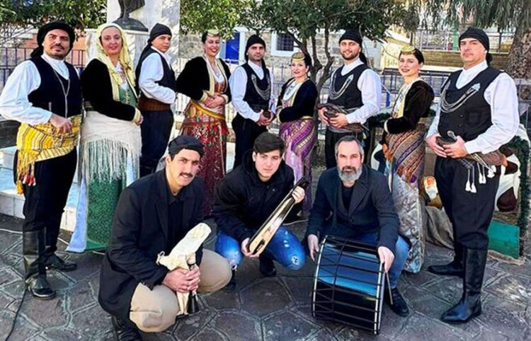 Μέλη της Ένωσης Ποντίων και Φίλων Ποντίων Μυτιλήνης που επισκέφθηκαν το Δημοτικό Θερμής (φωτ.: radiokalloni.gr)