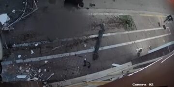 Λίγες στιγμές μετά το τροχαίο, ο άτυχος άνδρας κείτεται σοβαρά τραυματισμένος στο πεζοδρόμιο (φωτ.: glomex)