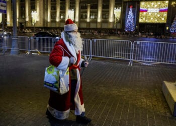 Ένας... Άγιος Βασίλης στους δρόμους της Μόσχας (φωτ.: EPA / Sergei Ilnitsky)