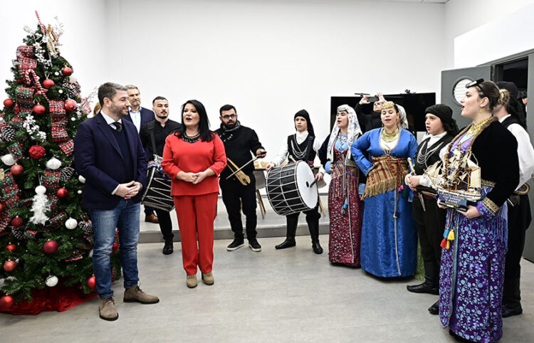 Πρωτοχρονιάτικα κάλαντα στον πρόεδρο του ΠΑΣΟΚ - Κινήματος Αλλαγής Νίκο Ανδρουλάκη από τον Σύλλογο Ποντίων Αγίας Βαρβάρας «Ο Φάρος» (φωτ.: EUROKINISSI / Μιχάλης Καραγιάννης)