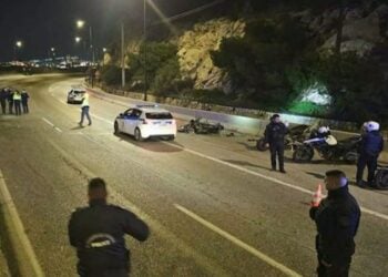 Αστυνομικοί στο σημείο της θανατηφόρας σύγκρουσης επί της εθνικής οδού (φωτ.: glomex)