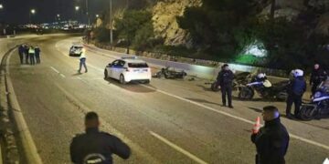 Αστυνομικοί στο σημείο της θανατηφόρας σύγκρουσης επί της εθνικής οδού (φωτ.: glomex)