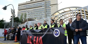 Στιγμιότυπο από τη διαμαρτυρία της Πανελλήνιας Ομοσπονδίας Αστυνομικών Υπαλλήλων μπροστά από το υπουργείο Προστασίας του Πολίτη (φωτ.: EUROKINISSI/Μιχάλης Καραγιάννης)