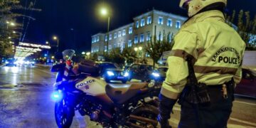 Αστυνομικός κλείνει το δρόμο στο κέντρο της Αθήνας (φωτ. αρχείου: EUROKINISSI/Γιώργος Κονταρίνης)