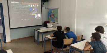 Μαθητές στην Αστυπάλαια μαθαίνουν για το σύμπαν (φωτ.: Εθνικό Αστεροσκοπείο Αθηνών)