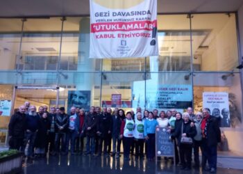 Στιγμιότυπο από διαμαρτυρία υποστηρικτών του Τζαν Αταλάι. Το κρεμασμένο πανό αναγράφει «Δεν αποδεχόμαστε την παράνομη απόφαση που ελήφθη στην υπόθεση Γκεζί» (φωτ.: Χ/can atalay)