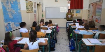 Μαθητές δημοτικού σχολείου εν ώρα μαθήματος (φωτ. αρχείου: EUROKINISSI/Γιάννης Παναγόπουλος)