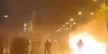 Στιγμιότυπο από τα επεισόδια έξω από το γήπεδο «Μελίνα Μερκούρη» (φωτ.: glomex)