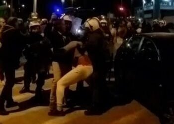 Στιγμιότυπο από την προσαγωγή υπόπτων μετά τα επεισόδια στου Ρέντη (φωτ.: glomex)