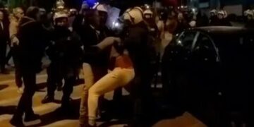 Στιγμιότυπο από την προσαγωγή υπόπτων μετά τα επεισόδια στου Ρέντη (φωτ.: glomex)