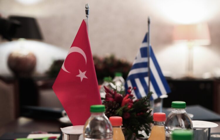 Οι σημαίες της Ελλάδας και της Τουρκίας τραπέζι συνομιλιών (φωτ.: EUROKINISSI/Δημήτρης Περιστέρης)