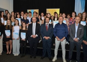 Στιγμιότυπο από την εκδήλωση με τους βραβευθέντες Έλληνες μαθητές. Μαζί τους διακρίνονται (από αριστερά) ο επ. καθηγητής Μαρίνης Πιρπιρής, ο γενικός πρόξενος Εμμανουήλ Κακαβελάκης, ο πρόεδρος της ΕΚΜ Βασίλης Παπαστεργιάδης, ο Δημήτρης Μποσινάκης και ο Χρήστος Σικαβίτσας (φωτ.: facebook/Greek Orthodox Community of Melbourne and Victoria)