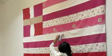 Η καλλιτέχνιδα ετοιμάζει το έργο για την έκθεση στο Γενικό Προξενείο της Ελλάδας (φωτ.: instagram/georgia_lale_studio)