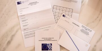 Ο εκλογικός φάκελος θα περιέχει το φάκελο επιστροφής της επιστολικής ψήφου, τον φάκελο της ψηφοφορίας, το ψηφοδέλτιο, ένα έντυπο με οδηγίες και με κατάλογο των υποψηφίων και ένα έντυπο υπεύθυνης δήλωσης (φωτ.: Γραφείο Τύπου Πρωθυπουργού /Δημήτρης Παπαμήτσος)