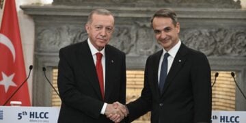 Ο Ρετζέπ Ταγίπ Ερντογάν σε θερμή χειραψία με τον Κυριάκο Μητσοτάκη,  στην Αθήνα (φωτ. αρχείου: EUROKINISSI/Τατιάνα Μπόλαρη)