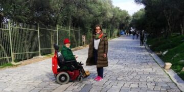 Η πρώην ευρωβουλευτής Βαγγελιώ Τζαμπάζη με το αμαξίδιό της σε παλιότερη φωτογραφία (φωτ.: facebook/Βαγγελιώ Τζαμπάζη)