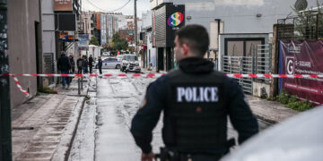 Αστυνομικοί έχουν αποκλείσει το σημείο στο Γκάζι όπου «έπεσαν» οι πυροβολισμοί (φωτ.: EUROKINISSI / Κώστας Τζούμας)