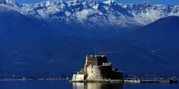 Χιόνια στα ορεινά της Αργολίδας με φόντο το Μπούρτζι (φωτ.: EUROKINISSI/Βασίλης Παπαδόπουλος)