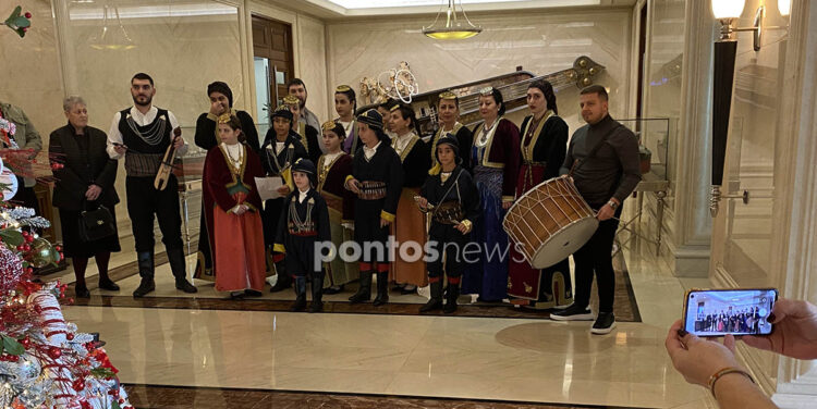 Μέλη της Ένωσης Ποντίων Νίκαιας-Κορυδαλλού στο μέγαρο της Aegean Oil στον Πειραιά (φωτ.: Γεωργία Βορύλλα)