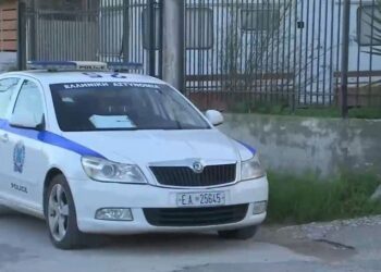 Περιπολικό της αστυνομίας έξω από το σπίτι όπου βρέθηκε νεκρό το θύμα (φωτ.: glomex)