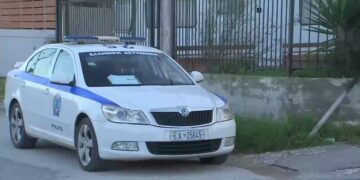 Περιπολικό της αστυνομίας έξω από το σπίτι όπου βρέθηκε νεκρό το θύμα (φωτ.: glomex)