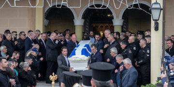 Στο ναό Αγίας Τριάδας στην Καλλιθέα Πατρών έγινε η κηδεία του 29χρονου αστυνομικού της ομάδας ΔΙΑΣ Χρήστου Κουρουνιώτη (φωτ.: EUROKINISSI / Ανδρέας Αλεξόπουλος)