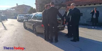 Στιγμιότυπο από την κηδεία της άτυχης γυναίκας (φωτ.: thesstoday.gr)