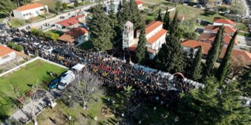 Χιλιάδες κόσμου συγκεντρώθηκαν στο Κοκκινοχώρι για την κηδεία του Βασίλη Καρρά (φωτ.: EUROKINISSI/Λάσκαρης Τσούτσας)