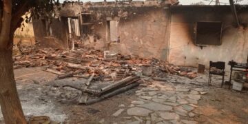 Καμένο σπίτι στην Κίρκη (φωτ.: ΑΠΕ-ΜΠΕ)