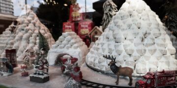 Κουραμπιέδες στη βιτρίνα ζαχαροπλαστείου στην Αθήνα (φωτ.: EUROKINISSI/Κώστας Τζούμας)