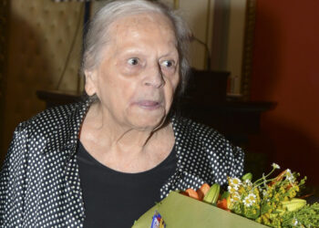 H Αλεξάνδρα Κουζουτζάκογλου στην τελετή βράβευσής της (φωτ.: Facebook / ΕΣΤΙΑ Νέας Σμύρνης)