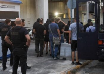 Στιγμιότυπο από την προσαγωγή των Κροατών οπαδών της Ντιναμό Ζάγκρεμπ τον περασμένο Αύγουστο (φωτ.: EUROKINISSI/Γιάννης Παναγόπουλος)