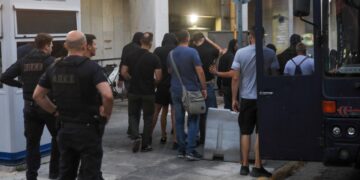 Στιγμιότυπο από την προσαγωγή των Κροατών οπαδών της Ντιναμό Ζάγκρεμπ τον περασμένο Αύγουστο (φωτ.: EUROKINISSI/Γιάννης Παναγόπουλος)
