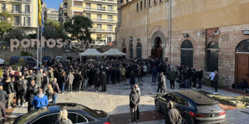 Πλήθος κόσμου περιμένει στην ουρά για το λαϊκό προσκύνημα (φωτ.: Γιώργος Κουρκουρίκης)