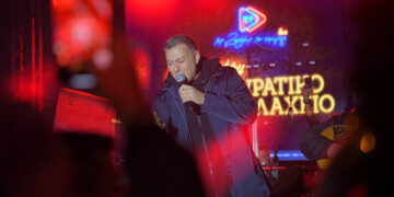 Ο Νίκος Μακρόπουλος live στη Βαρβάκειο (φωτ.: ΟΠΑΠ)