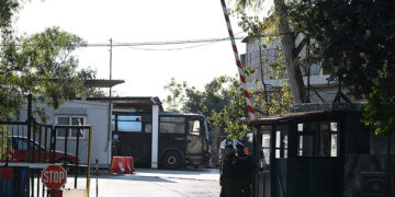 Η είσοδος της έδρας των ΜΑΤ· δεξιά το φυλάκιο του σκοπού όπου τοποθετήθηκε η βόμβα (φωτ.: EUROKINISSI / Τατιάνα Μπόλαρη)